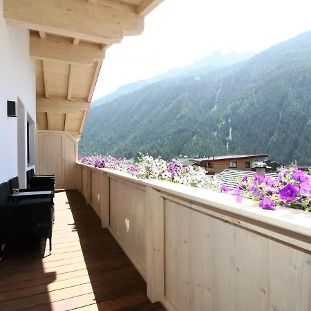 In Stubai Alps * Нойштифт-им-Штубайталь